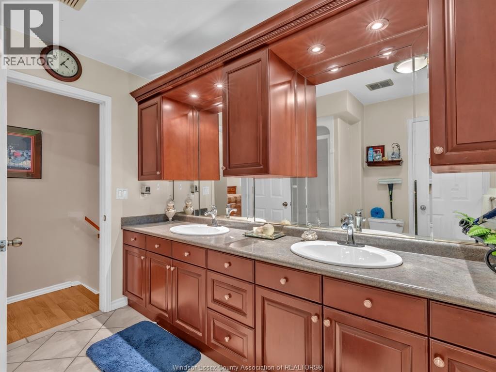 9975 Holly Crescent, Windsor, ON