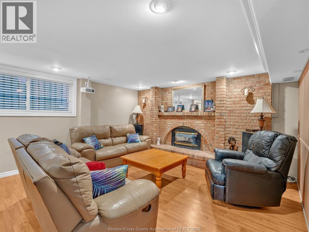 9975 Holly Crescent, Windsor, ON