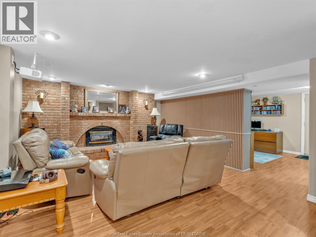 9975 Holly Crescent, Windsor, ON