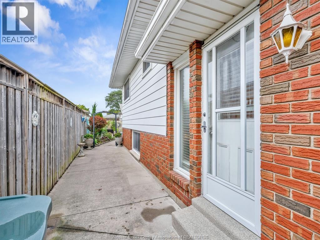 9975 Holly Crescent, Windsor, ON