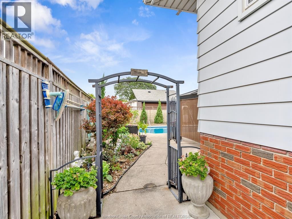9975 Holly Crescent, Windsor, ON