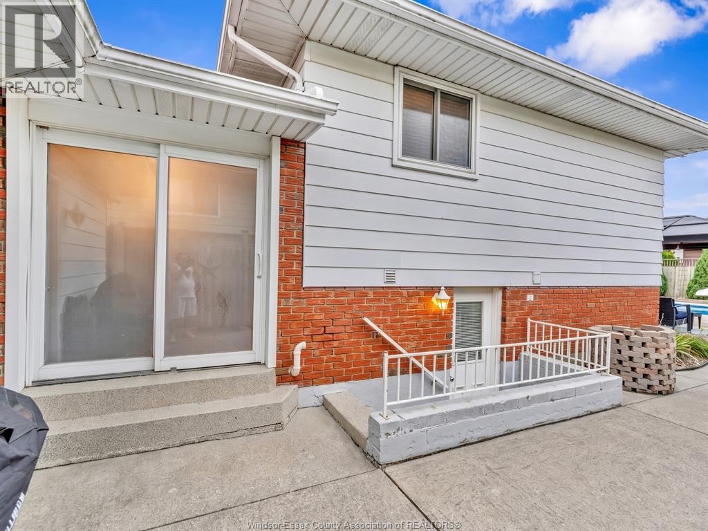9975 Holly Crescent, Windsor, ON