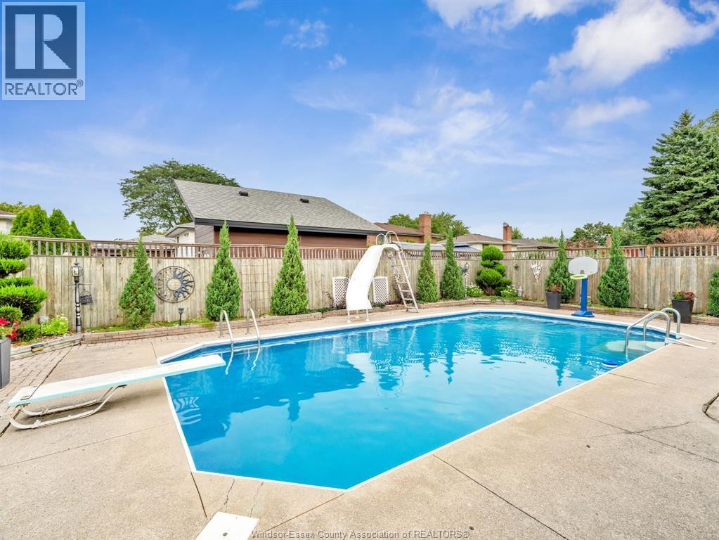 9975 Holly Crescent, Windsor, ON