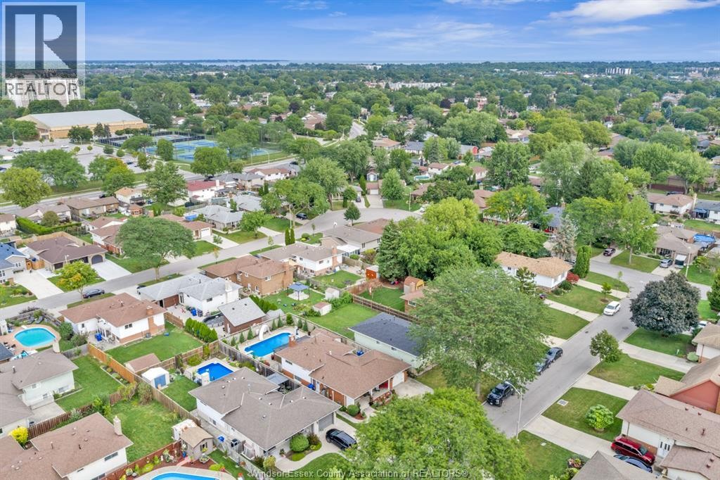 9975 Holly Crescent, Windsor, ON