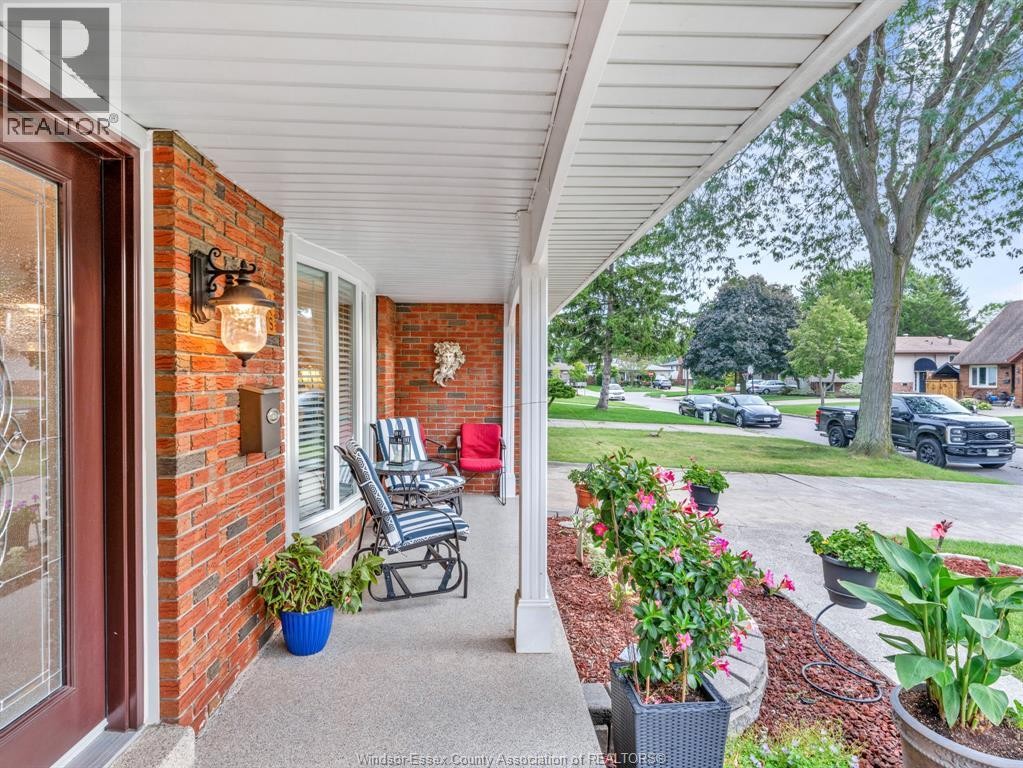 9975 Holly Crescent, Windsor, ON