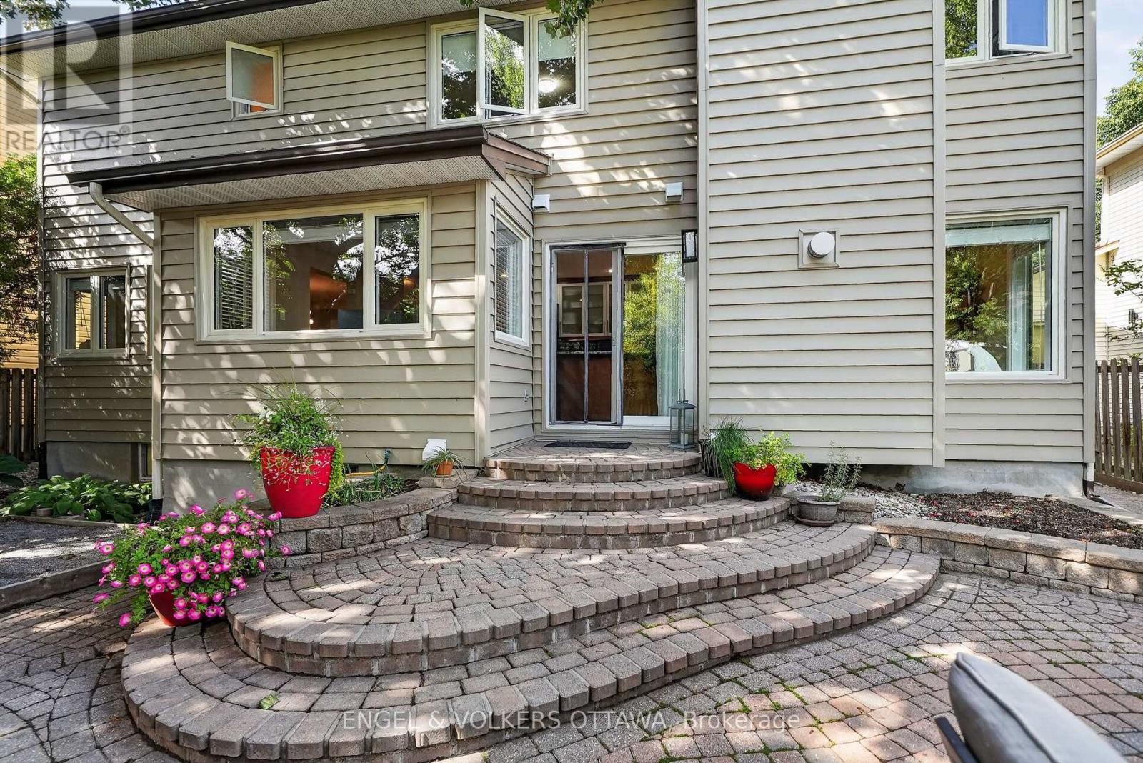 22 Lynhurst Avenue, Ottawa, ON