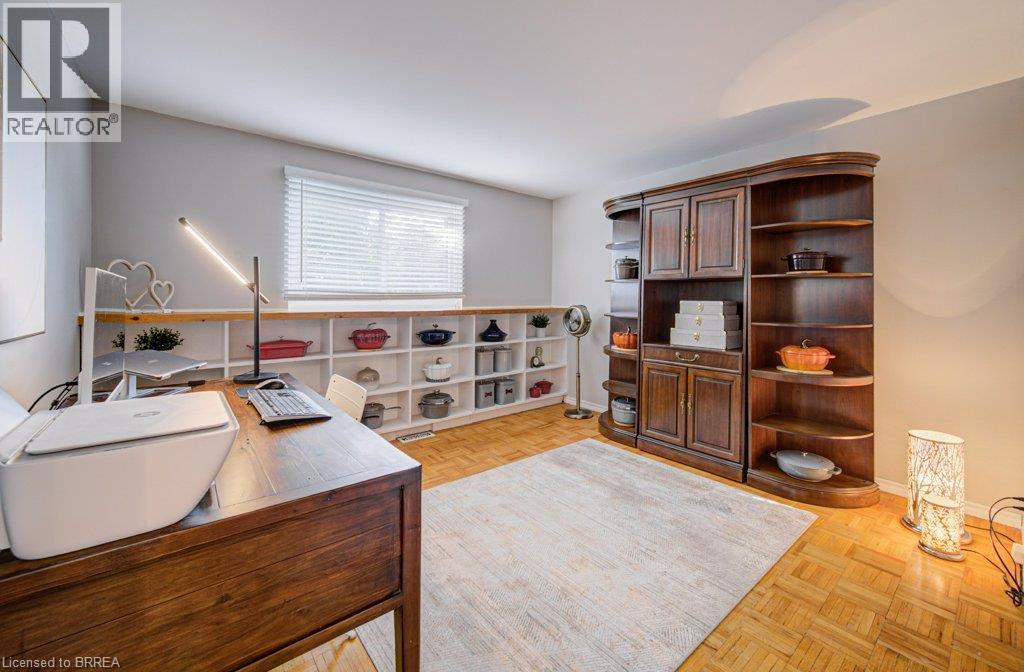 Light-toned walls complement wood-finish flooring - 3158 Palmer Drive, Burlington, ON