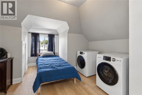 Primary Bedroom, Second Floor - 106 Barnesdale Avenue N, Hamilton, ON 