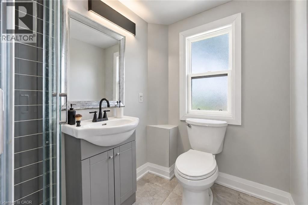Primary Ensuite Washroom - 106 Barnesdale Avenue N, Hamilton, ON