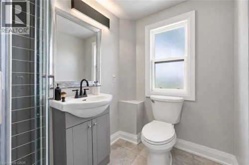 Primary Ensuite Washroom - 106 Barnesdale Avenue N, Hamilton, ON 