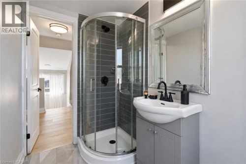 Primary Ensuite Washroom - 106 Barnesdale Avenue N, Hamilton, ON 