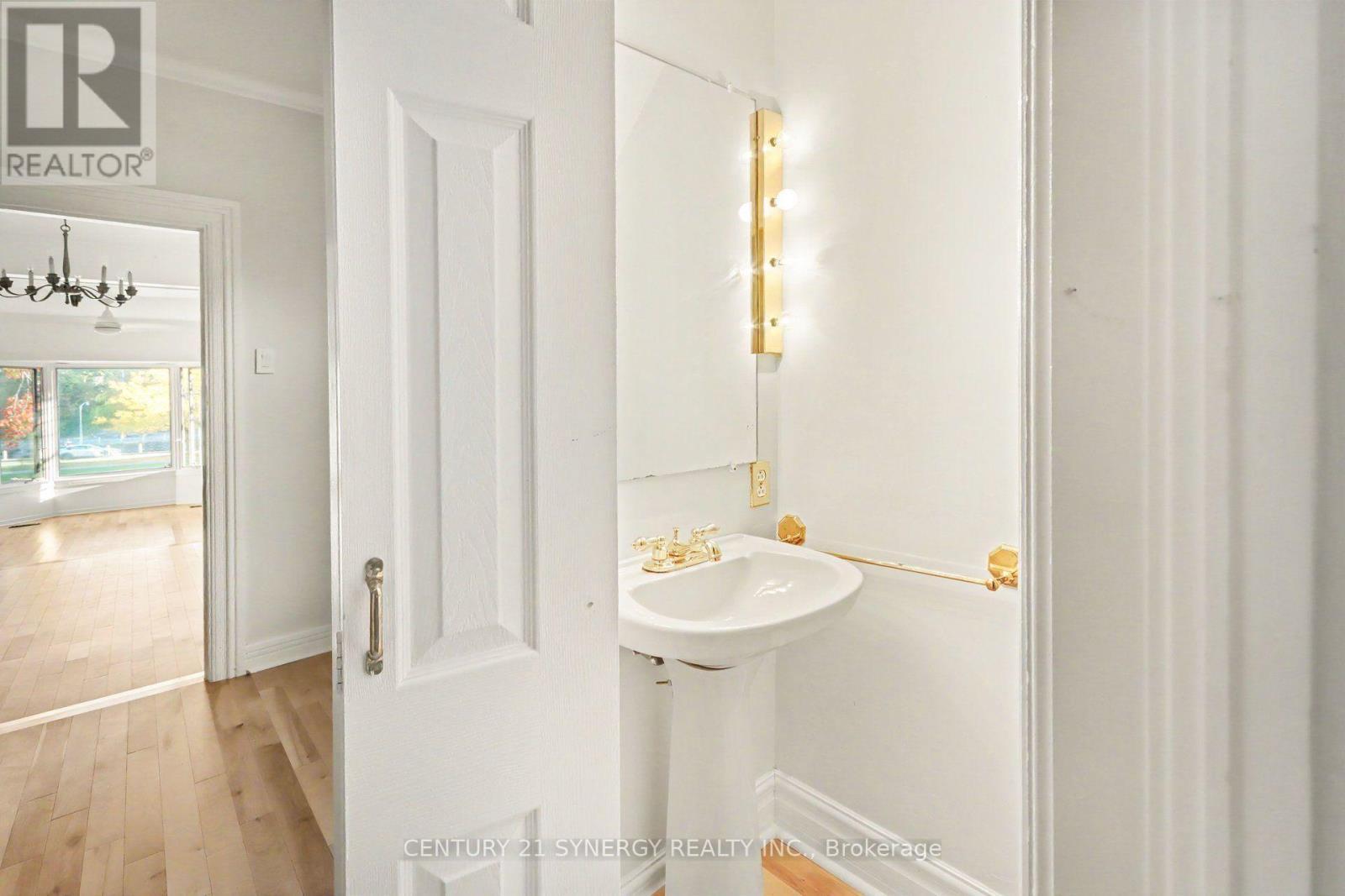 18 Wilton Crescent, Ottawa, ON