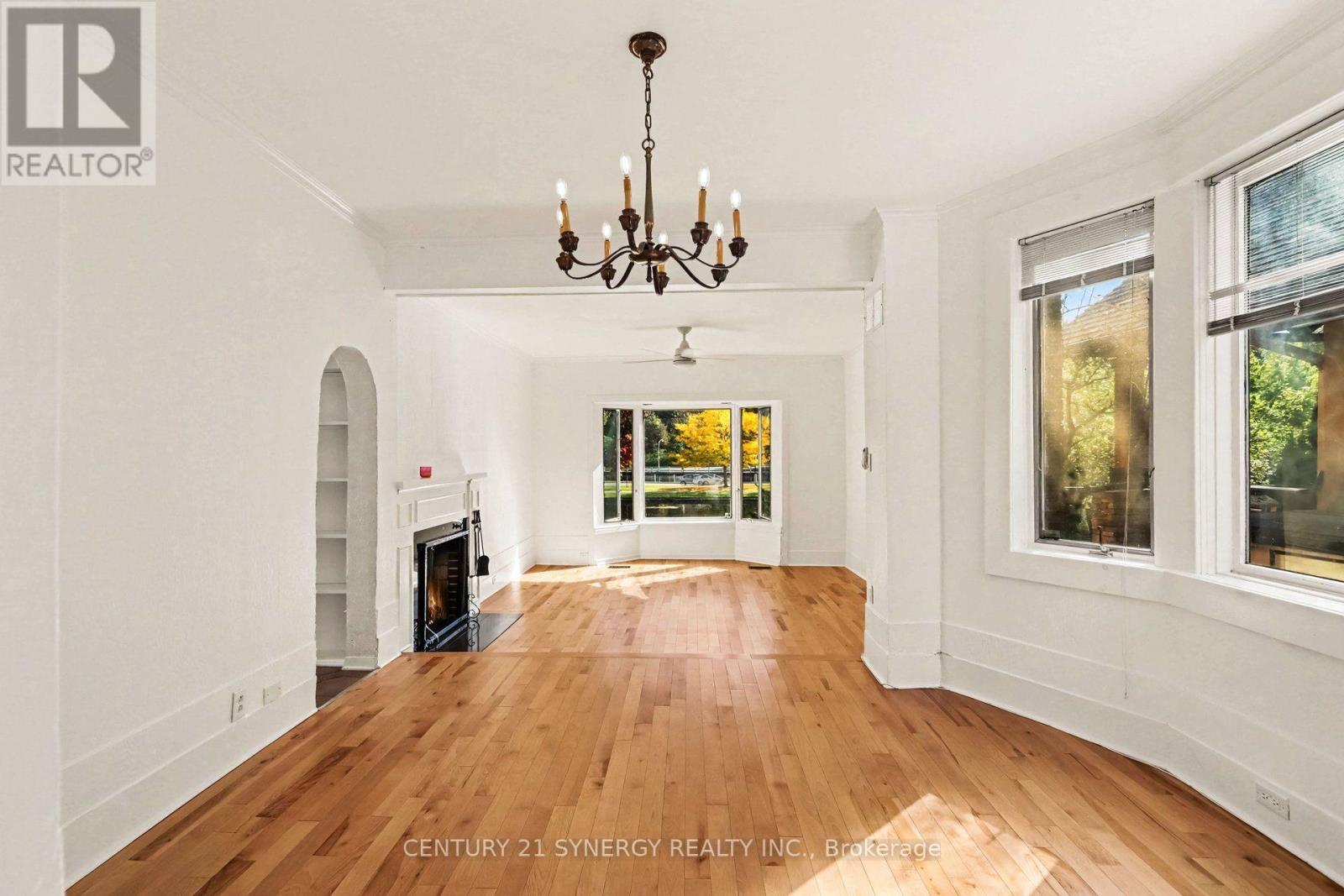18 Wilton Crescent, Ottawa, ON