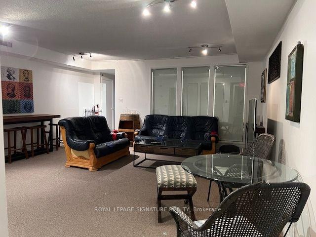 Lower-208 Carlton Street, Toronto, ON