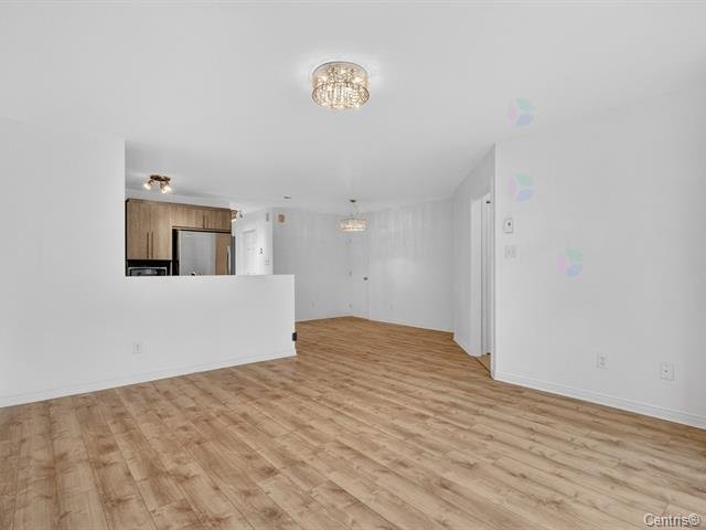 Salon - 03-8330 Rue De Londres, Brossard, QC
