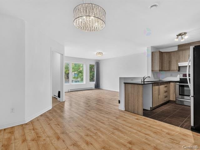 Salon - 03-8330 Rue De Londres, Brossard, QC