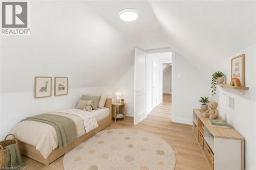 Vaulted ceiling, recessed lighting, wood-finish flooring, white paneled doors, built-in shelving - 90 Belview Avenue, Hamilton, ON 