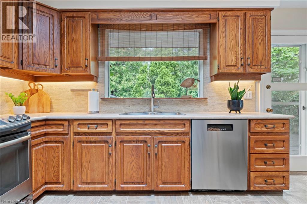 Spacious Kitchen with Stainless Steel Appliances - 1529 Wembury Road, Mississauga, ON