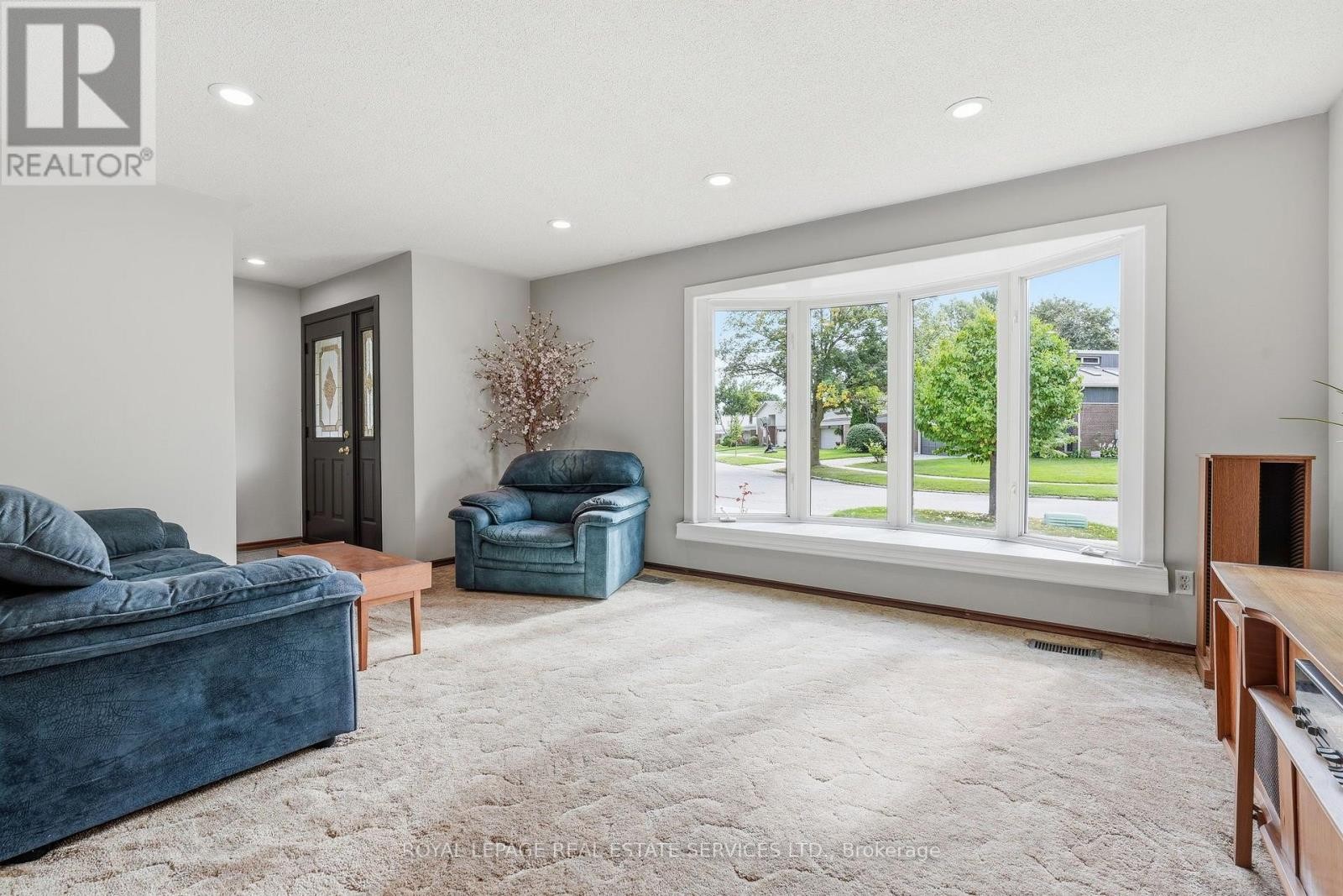 large bay window - 60 Bowshelm Court, Mississauga, ON