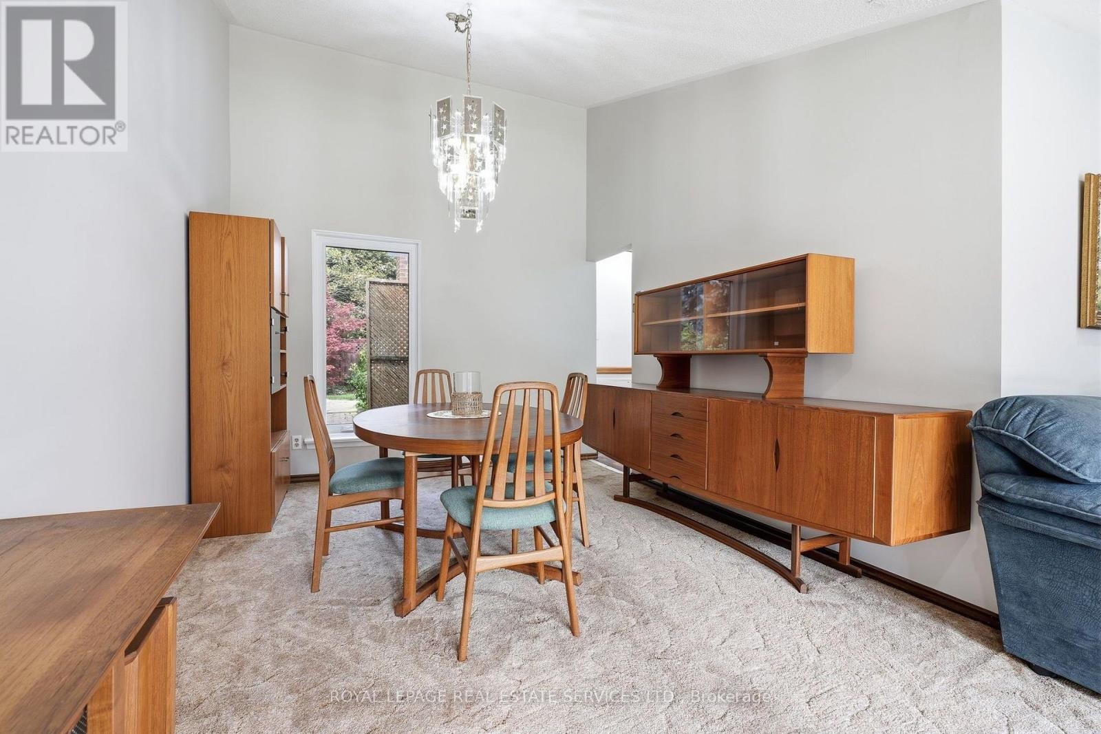 dining room with vaulted ceiling - 60 Bowshelm Court, Mississauga, ON