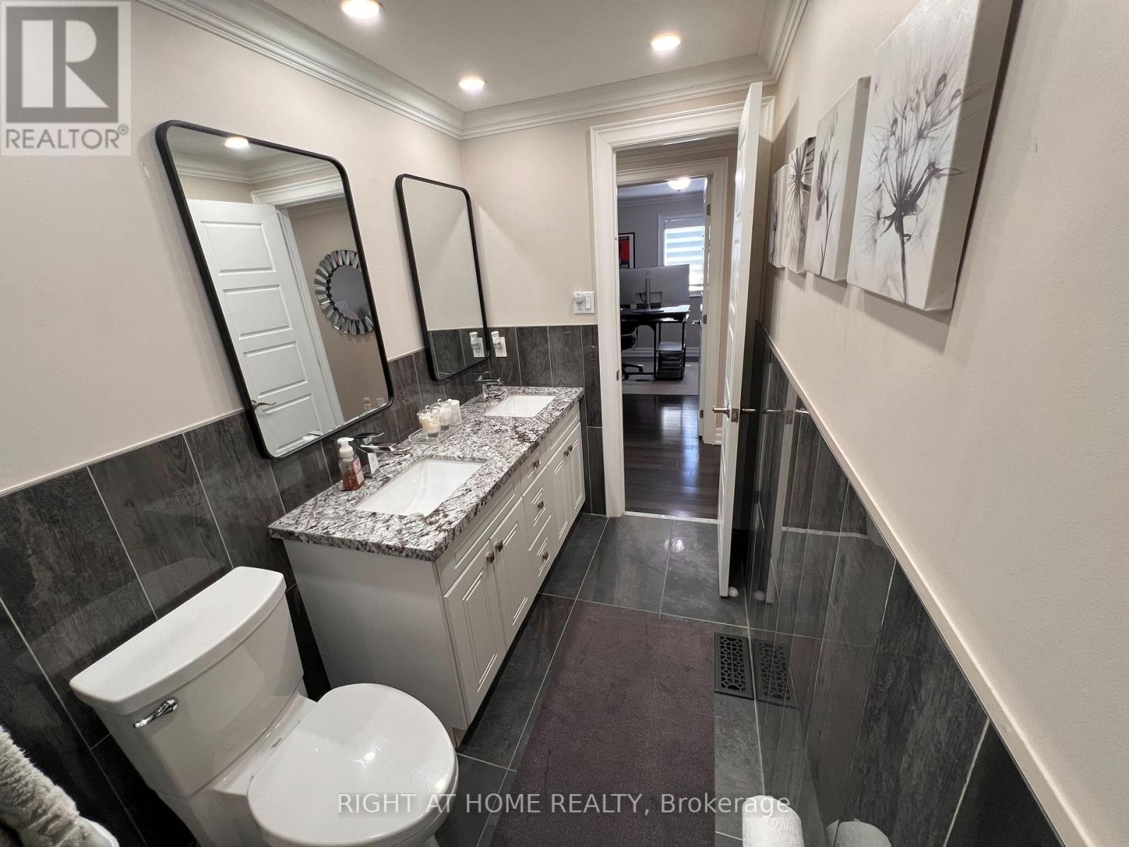 Upper bathroom - 1916 Pagehurst Court, Mississauga, ON