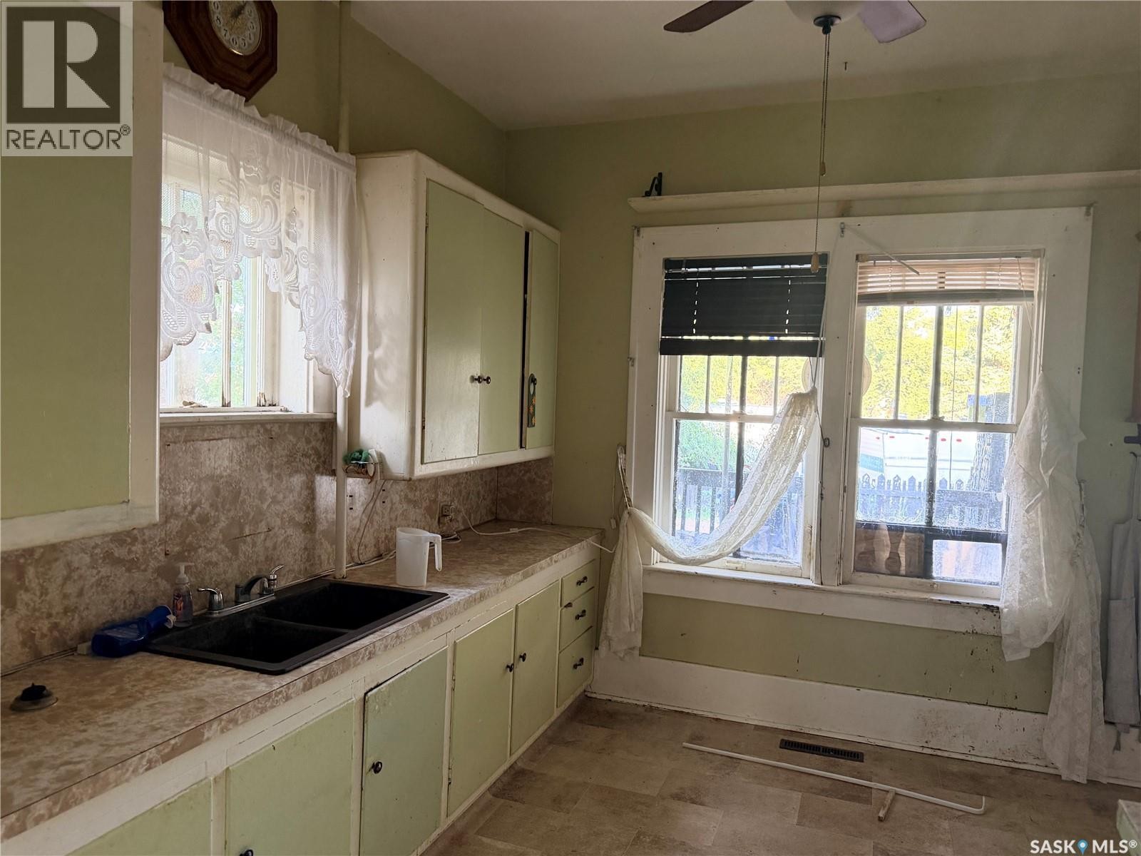 12 3Rd Street E, Willow Bunch, SK