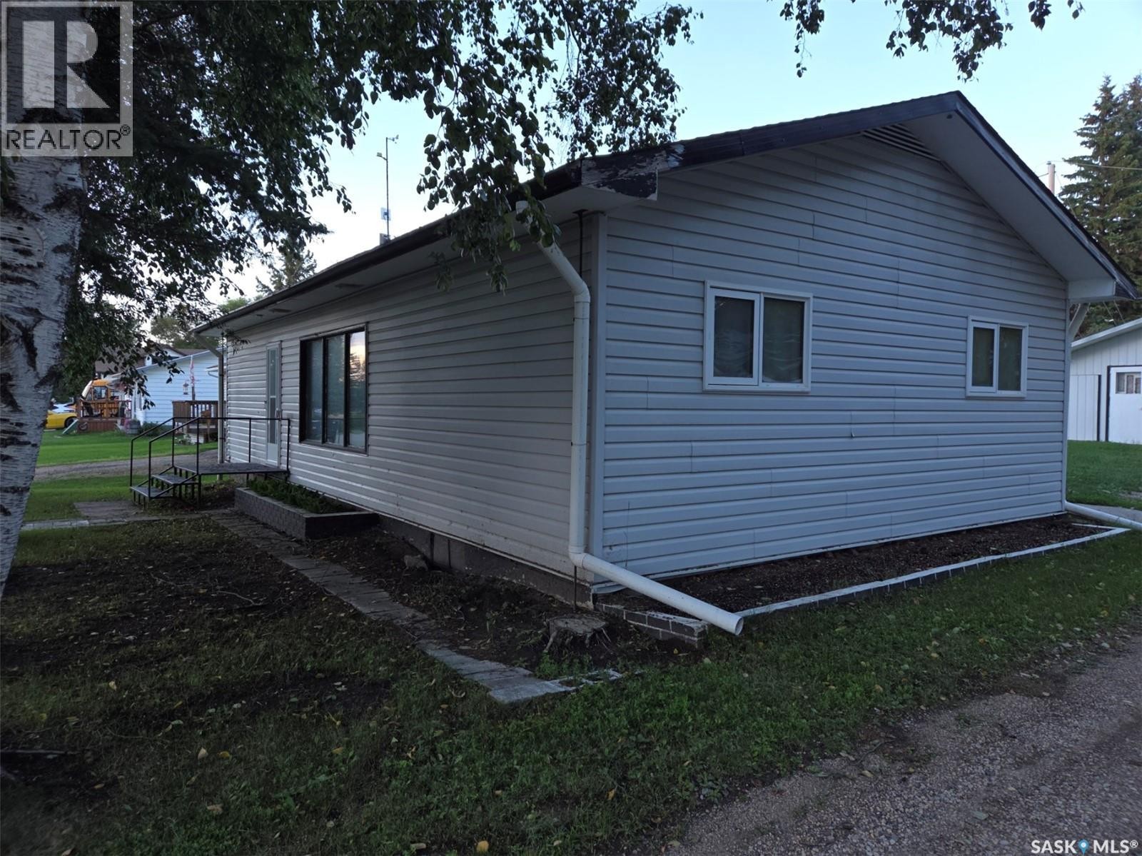 100 3Rd Avenue N, Middle Lake, SK