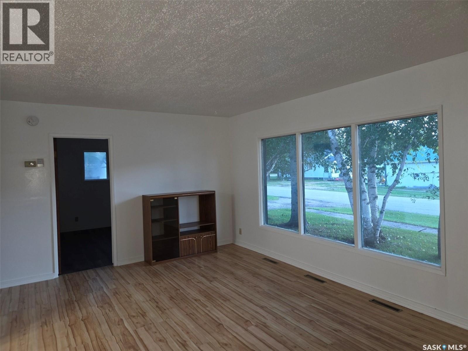 100 3Rd Avenue N, Middle Lake, SK