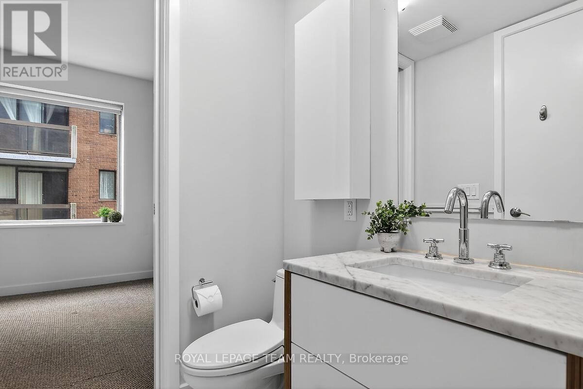 Bathroom access from bedroom. - 406 - 201 Parkdale Avenue, Ottawa, ON