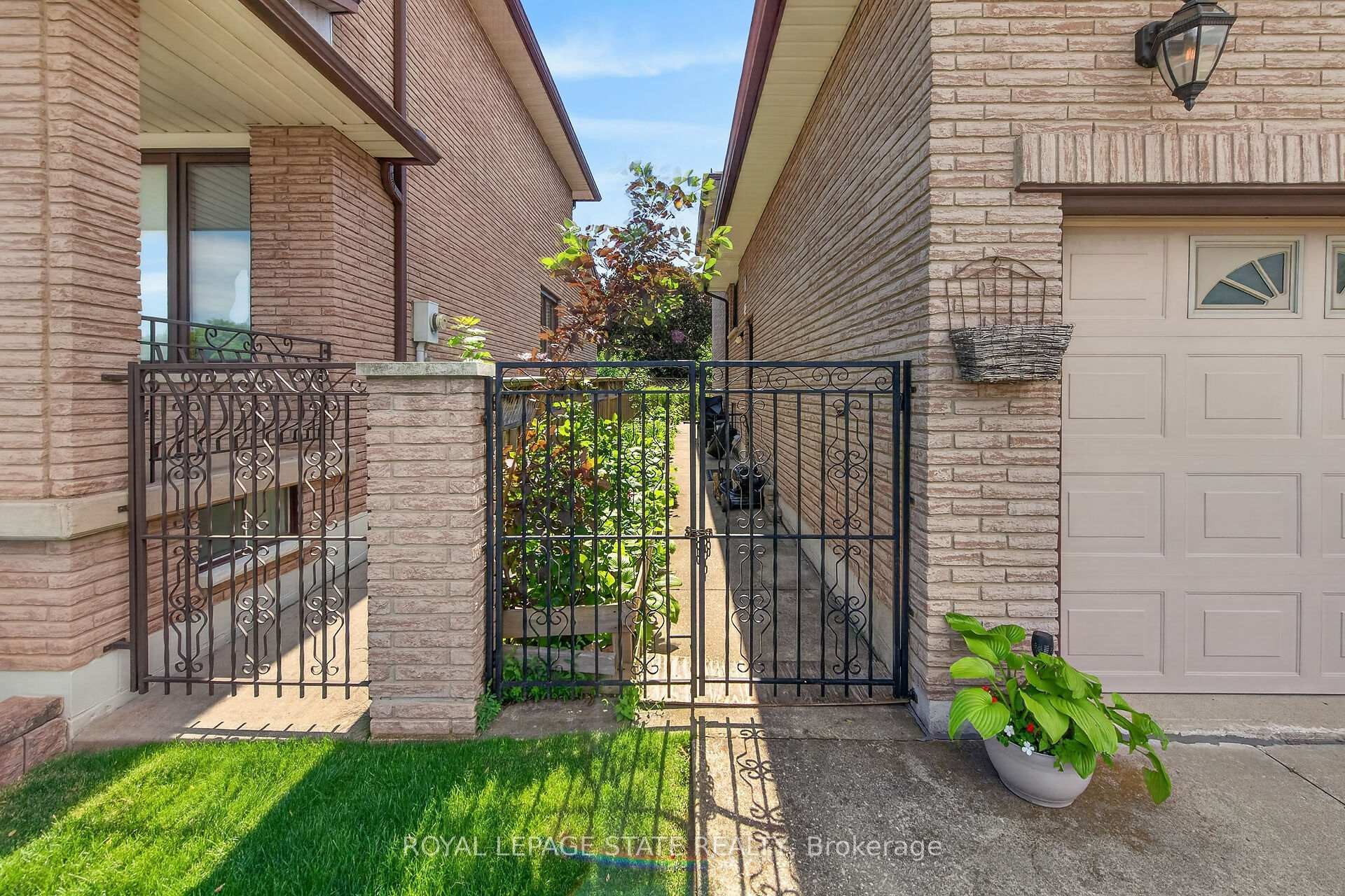 15 Ellen Avenue, Hamilton, ON