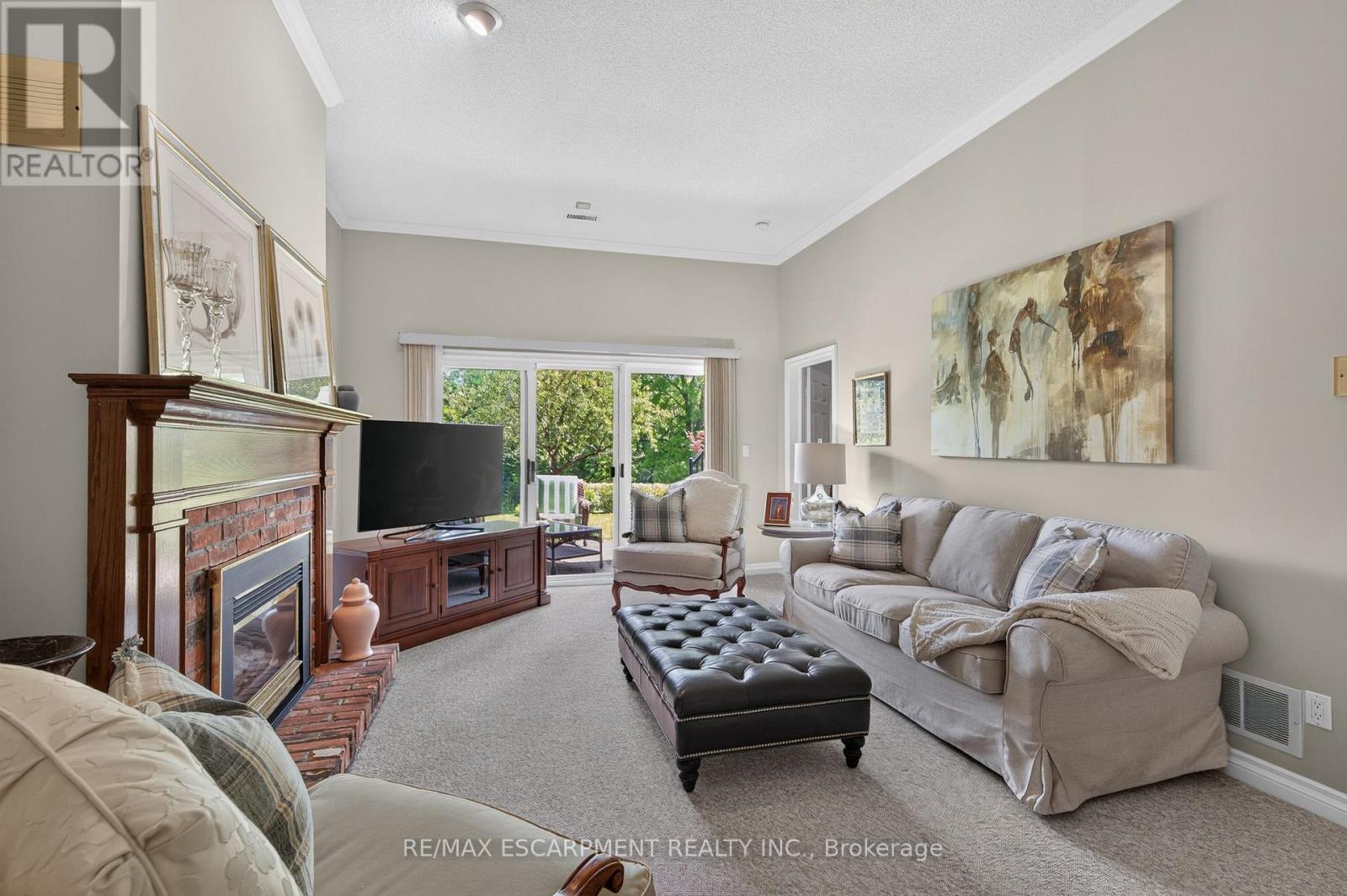Sunken living room w/ 11' ceiling and walk-out! - 112 Fairwood Place W, Burlington, ON