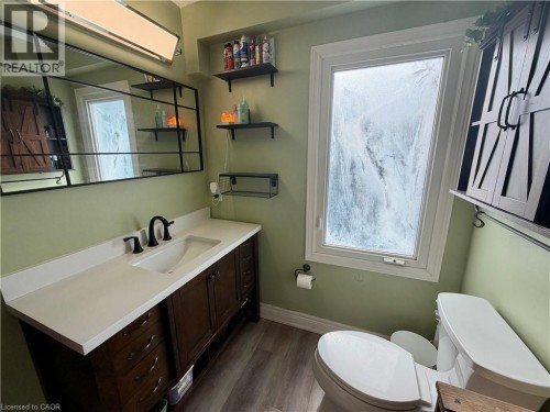 upper level bathroom - 94 Howard Avenue, Hamilton, ON 