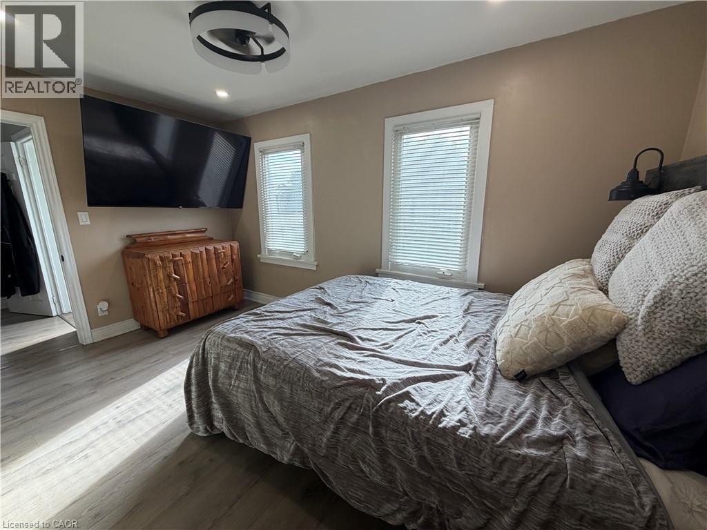 primary bedroom with amazing dressing room - 94 Howard Avenue, Hamilton, ON