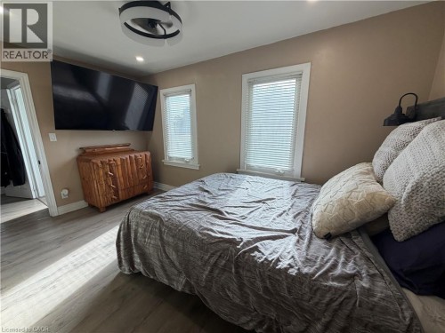 primary bedroom with amazing dressing room - 94 Howard Avenue, Hamilton, ON 