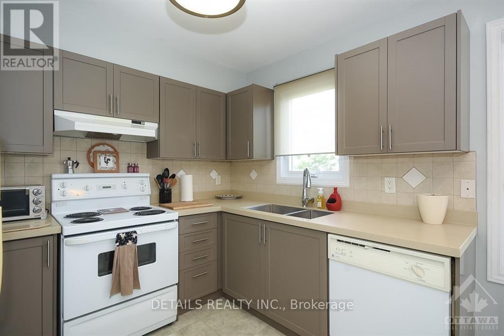 12 Manhattan Crescent, Ottawa, ON