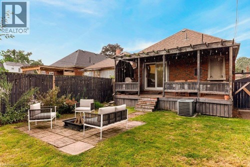 Expansive backyard with a paver patio and a large grassy area - 136 Weir Street N, Hamilton, ON 