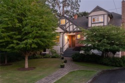 2125 Central Ave Oak Bay, BC V8S 2R4