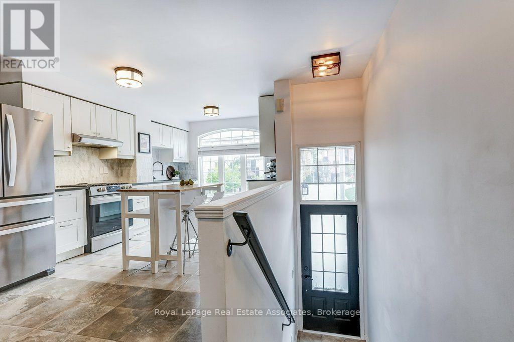 Bright and open - 7222 Deanlee Court, Mississauga, ON