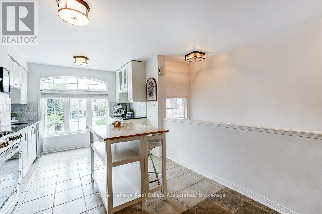 Large window in kitchen with unobstructed view - 7222 Deanlee Court, Mississauga, ON
