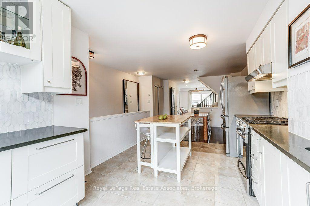 Kitchen looking towards DR - 7222 Deanlee Court, Mississauga, ON