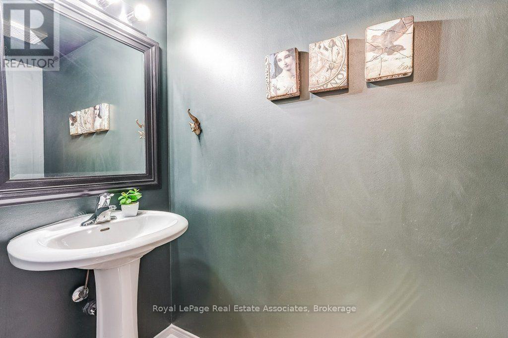 Main level powder room - 7222 Deanlee Court, Mississauga, ON