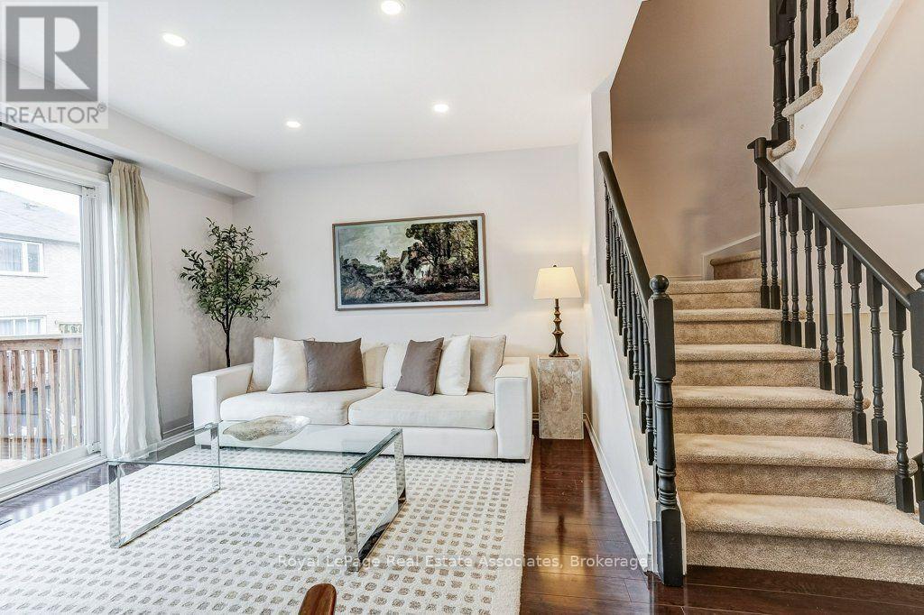 Living room - 7222 Deanlee Court, Mississauga, ON