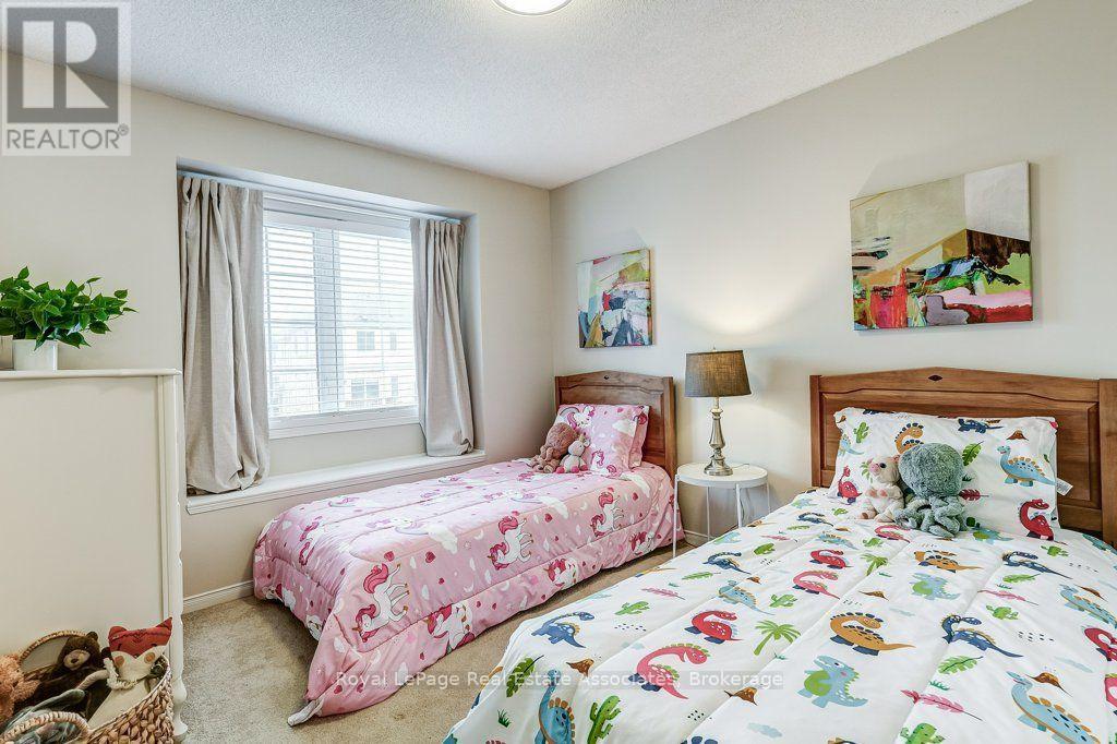 Bedroom 3 with window seat - 7222 Deanlee Court, Mississauga, ON