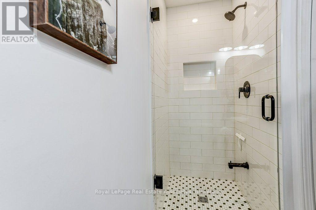 Ensuite bathroom - 7222 Deanlee Court, Mississauga, ON