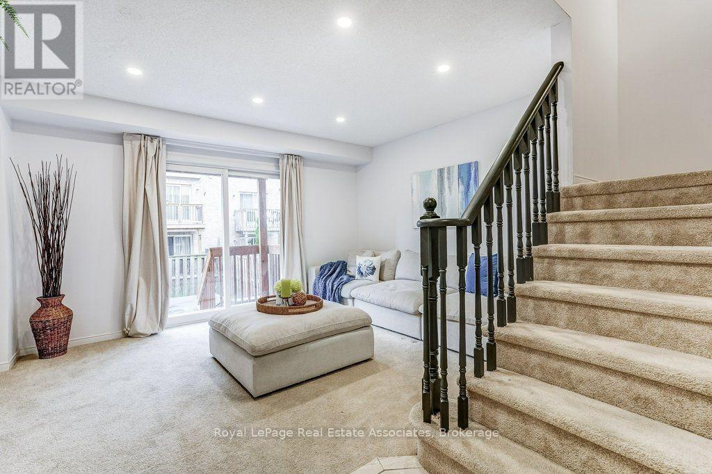 Family room with walk out to back yard - 7222 Deanlee Court, Mississauga, ON