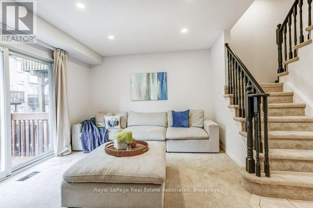 Family room - 7222 Deanlee Court, Mississauga, ON