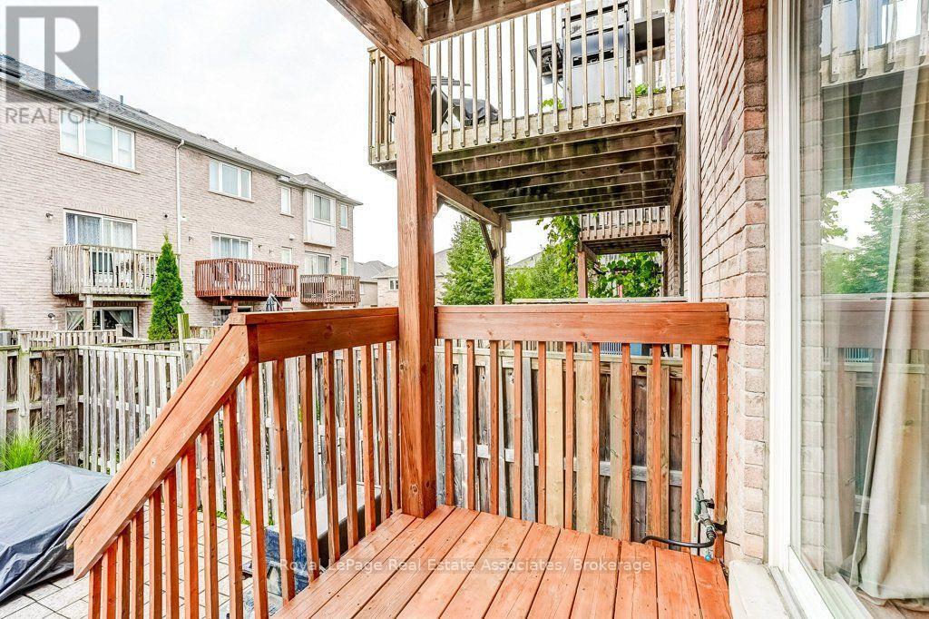 Walk out to yard - 7222 Deanlee Court, Mississauga, ON