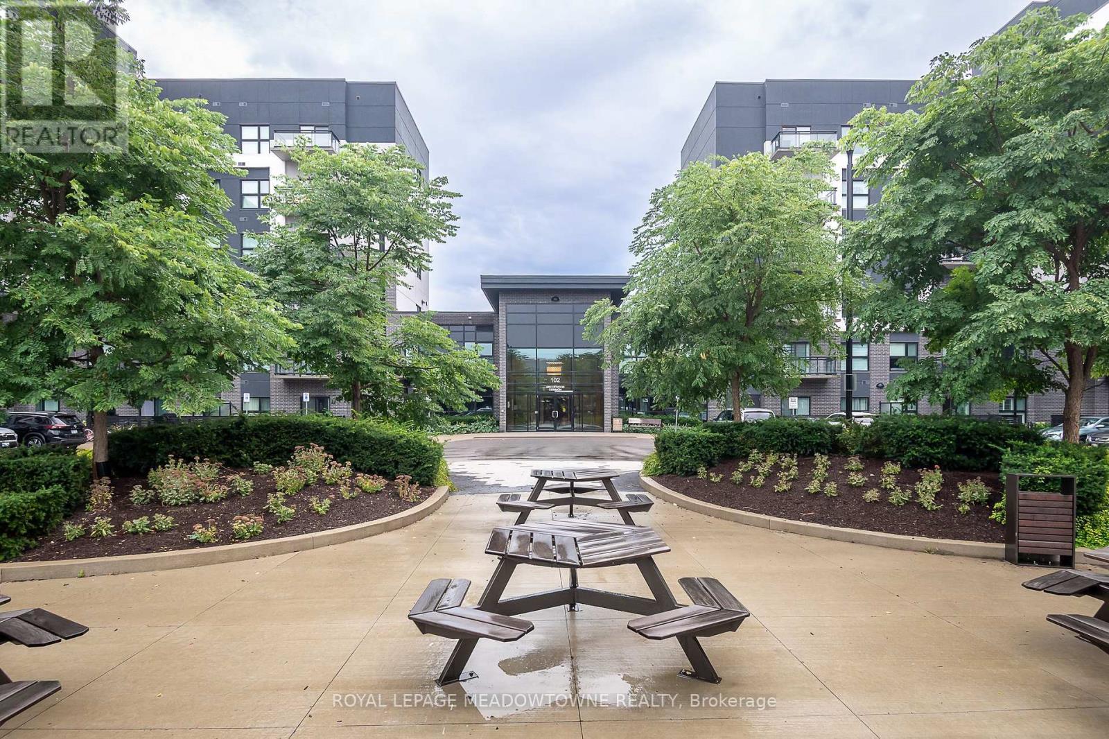 located near restaurants, shops & commuter routes - 205 - 102 Grovewood Common, Oakville, ON