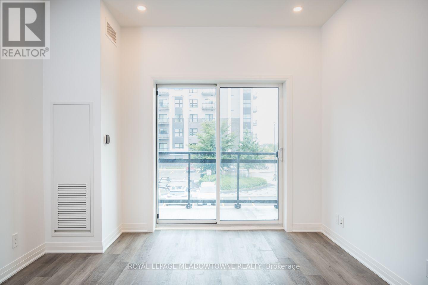 Bright carpet free interior - 205 - 102 Grovewood Common, Oakville, ON