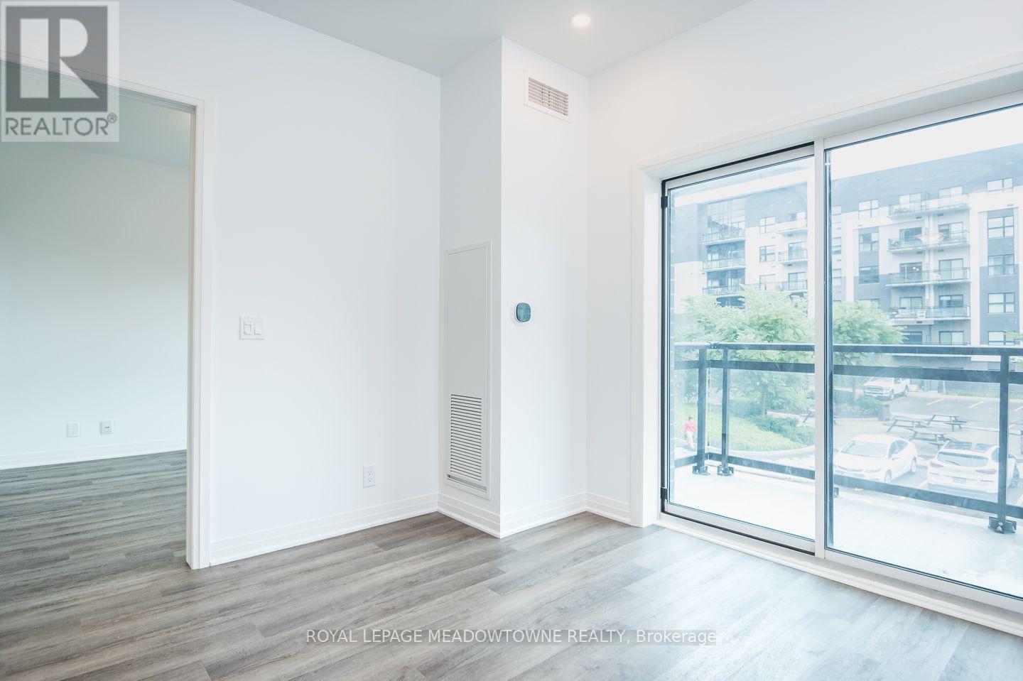 Waiting for your personal touch - 205 - 102 Grovewood Common, Oakville, ON